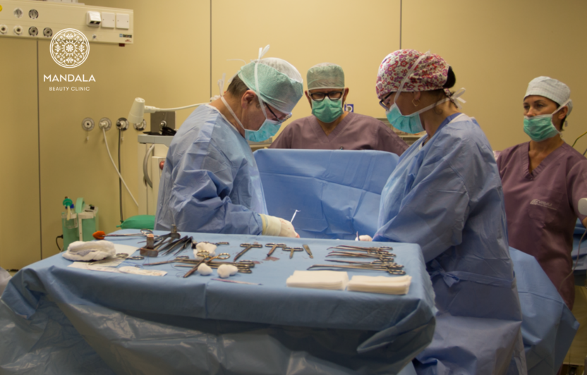 dr Jacek Waligóra na sali operacyjnej mandala Beauty Clinic